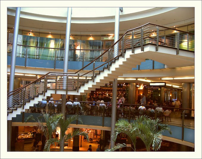 Cafe in der Einkaufspassage