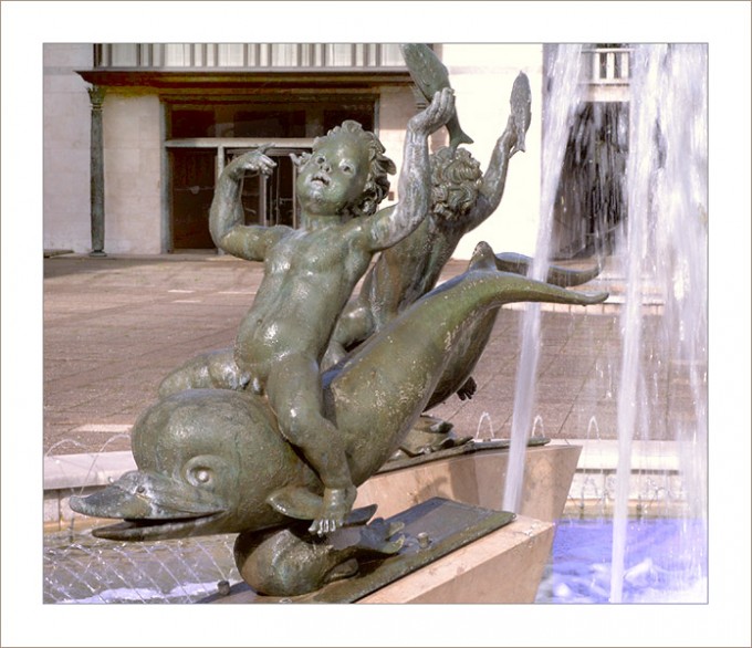 Delphin-Brunnen