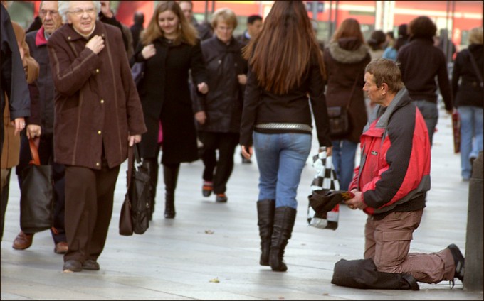 Ein Bettler am Kölner Dom