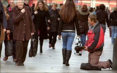 Ein Bettler am Kölner Dom