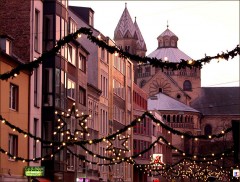 Weihnachtliche Lichtergirlanden