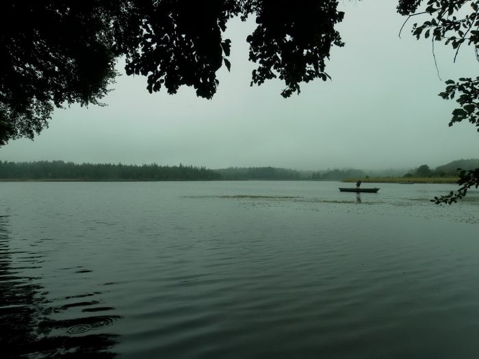 Fischerboot im Nebel