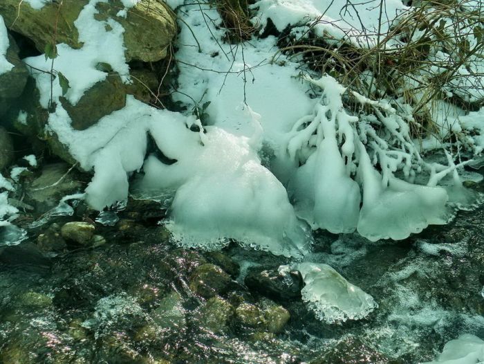 Eisgebilde am Bach