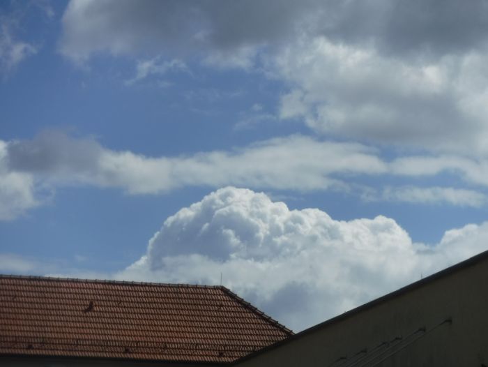 Dach und Wolke