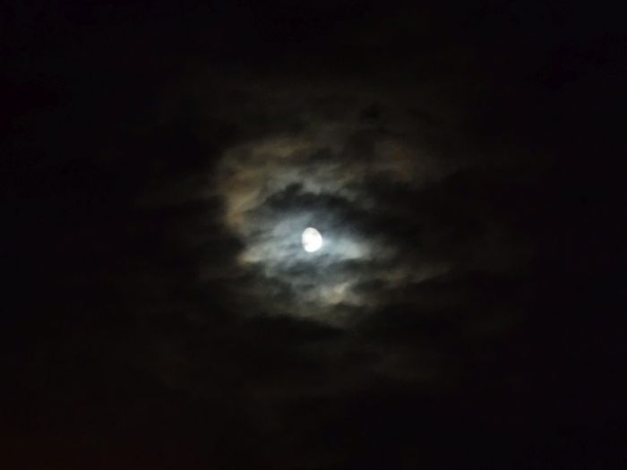 Mond hinter Wolken 3