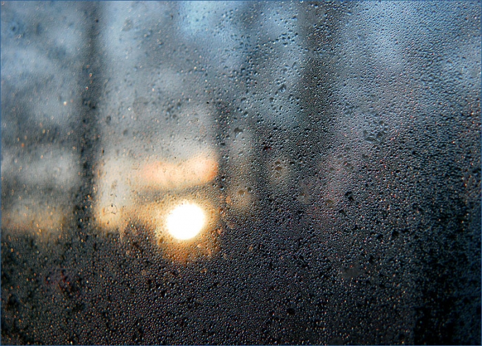 Fensterscheibe mit Kondenswassertropfen