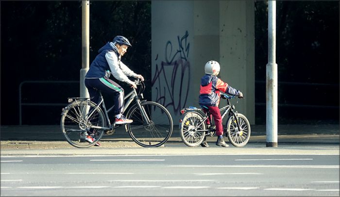 Opa mit Enkelkind unterwegs