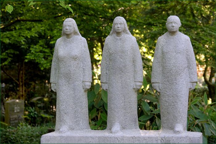 Skulpturen auf einem Friedhof