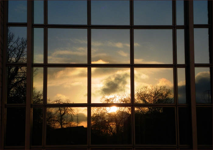 Sonnenaufgang in einem Fenster gespiegelt