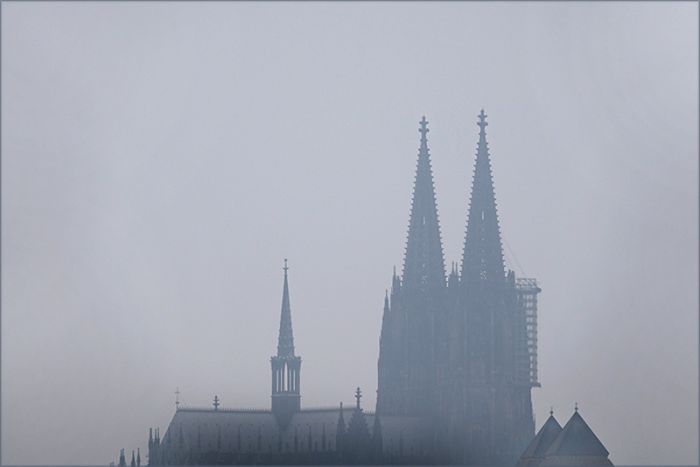 Kölner Dom im Morgennebel