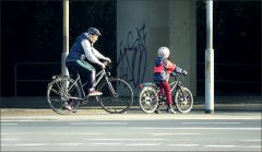 Opa mit Enkelkind unterwegs Opa mit Enkelkind unterwegs