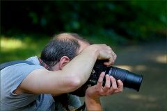 Der Fotograf der das Erdnusskörbchen in die Wiese legte Der Fotograf der das Erdnusskörbchen in die Wiese legte