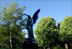 Engelskulptur auf einem Friedhof Engelskulptur auf einem Friedhof