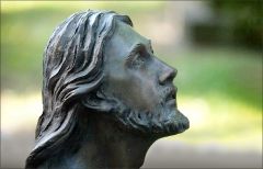 Jesusskulptur auf einem Friedhof Jesusskulptur auf einem Friedhof