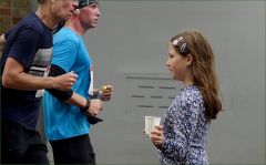 Ein Mädchen reicht Wasser Ein Mädchen reicht Wasser