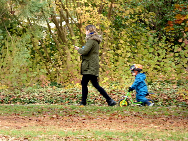 Mutter und Kind im Herbst