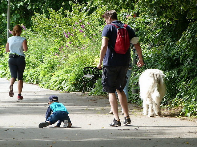 Kleines Kind fällt hin ...
