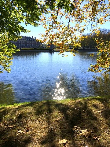 Sonnenkinder tanzen auf dem Wasser