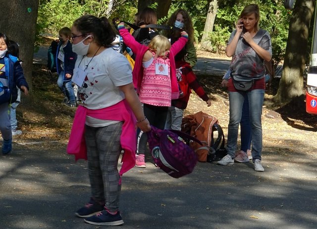 Schulklasse im Park