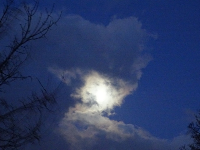 Herzwolke mit Mond