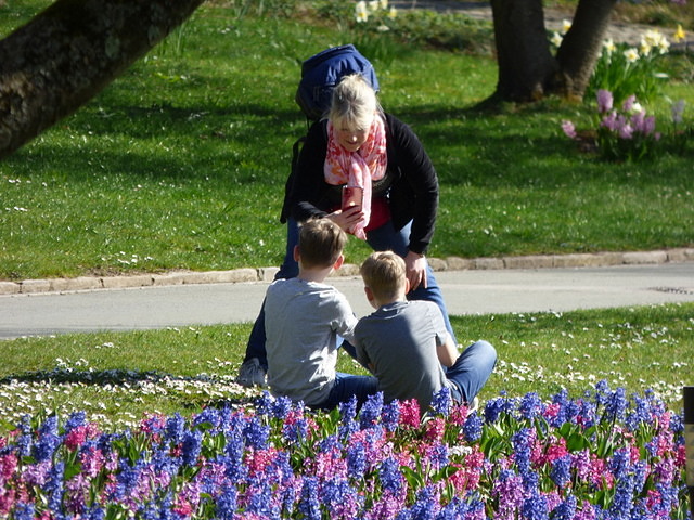 Mutter fotografiert Kinder Mit Iphone