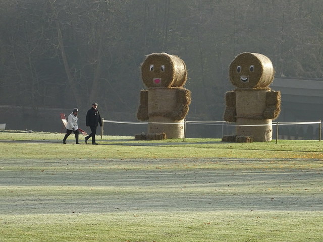 Figuren im Park