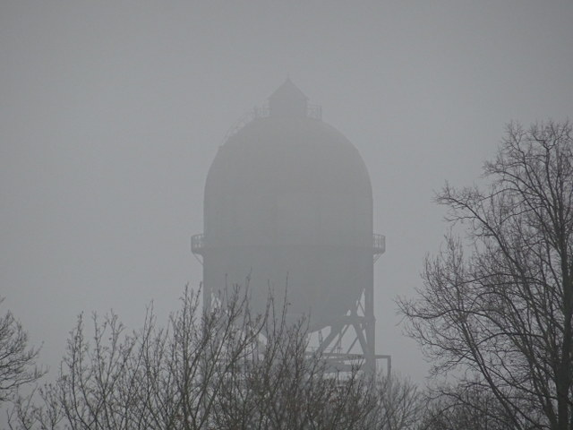 Wasserturm im Nebel