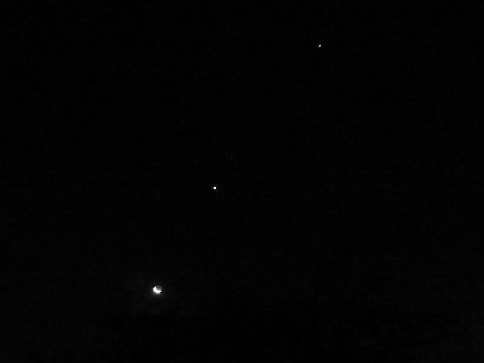 Mond und zwei Sterne