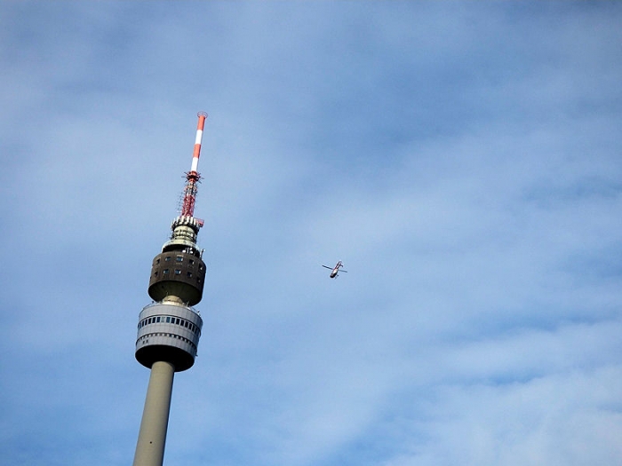 Fernsehturm und Hubschrauber