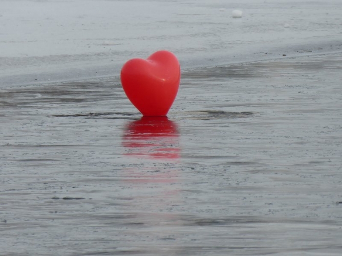 Herz auf dem gefrorenem See