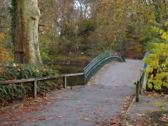 Brücke mit Liebesschlössern im Park