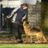 Frau beruhigt bellenden Hund