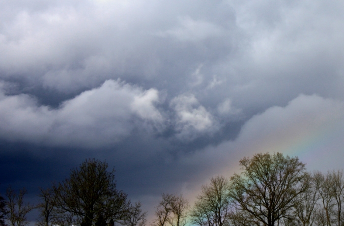 Jomo: Aprilstimmung mit Regenbogen