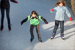 Kinder auf der Eisbahn Kinder auf der Eisbahn