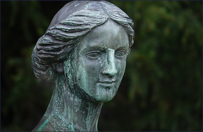 Skulptur in einem Garten