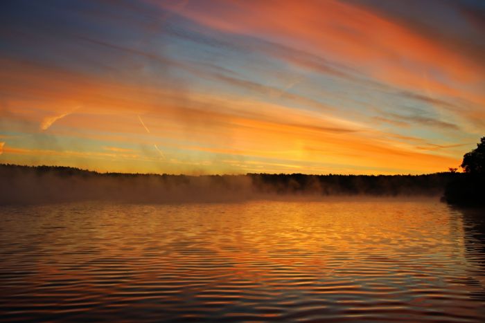 Kurz vor Sonnenaufgang am See Kurz vor Sonnenaufgang am See