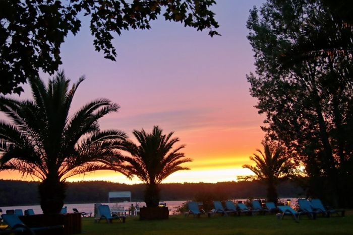Am See kurz vor Sonnenaufgang