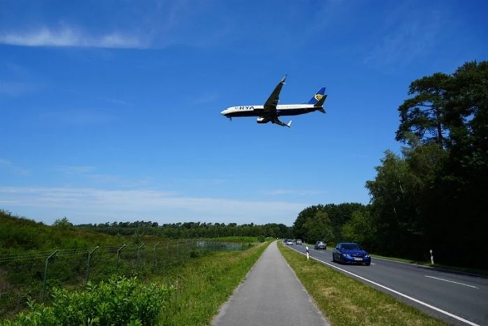 Flugzeug Ryanair von der Gegenseite