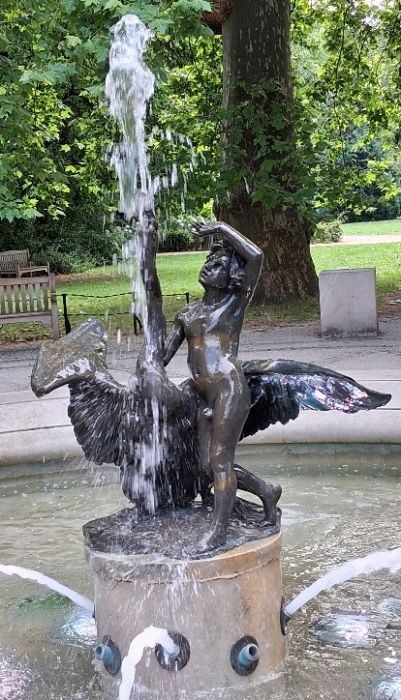 Knabe und Schwan