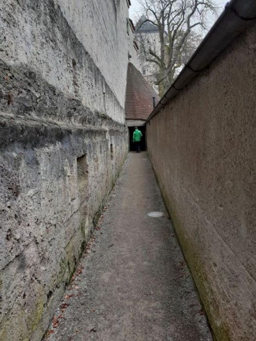 Durch diese hohle gasse