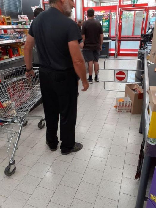 Männer beim einkaufen