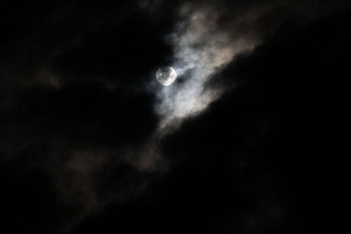 Mond hinter finstren wolken