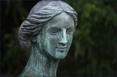 Skulptur in einem Garten