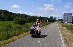 Ältere Leute auf Tour
