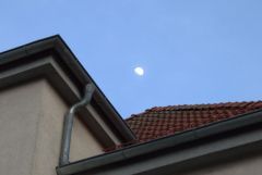 Mond über den dächern